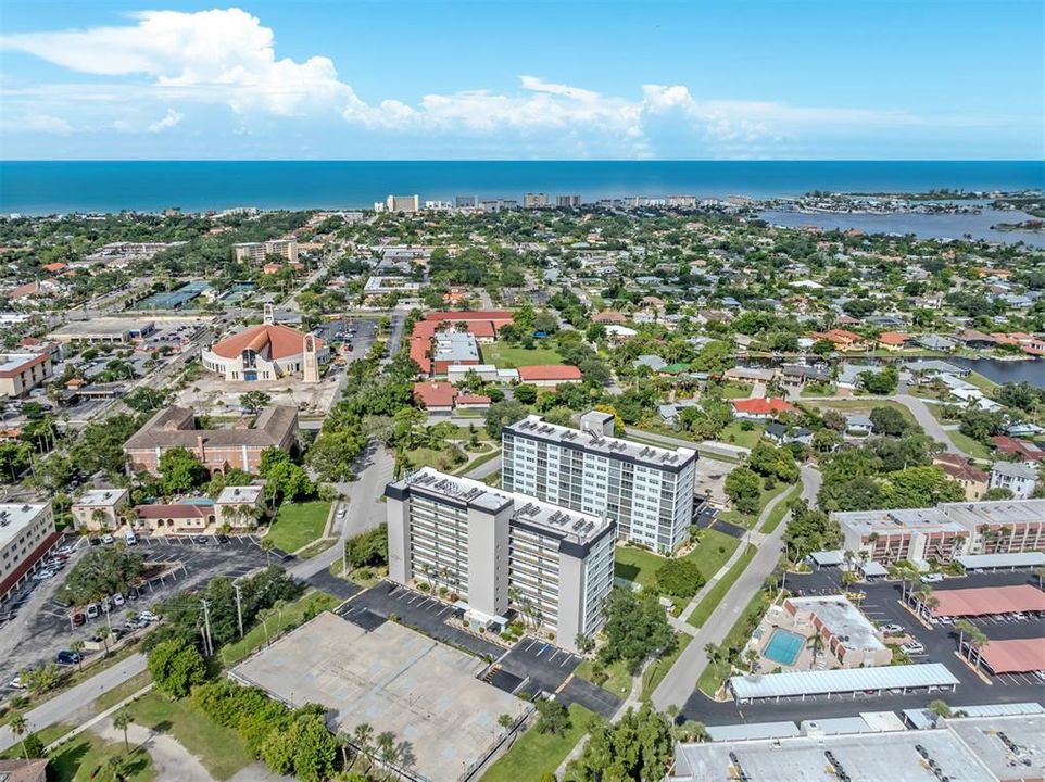 На продажу: $224,900 (2 спален, 2 ванн, 900 Квадратных фут)