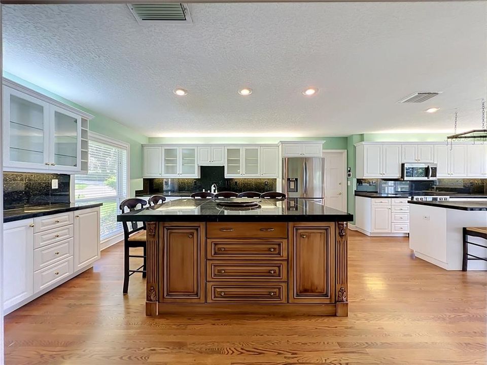 En Venta: $875,000 (4 camas, 3 baños, 3672 Pies cuadrados)