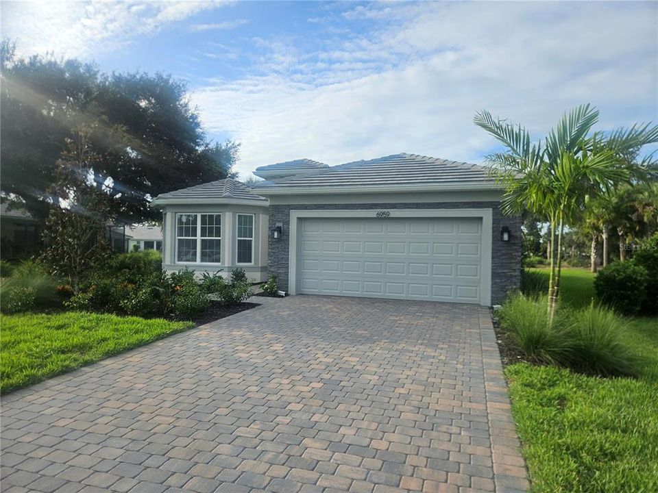 Recently Sold: $565,000 (3 beds, 2 baths, 2088 Square Feet)