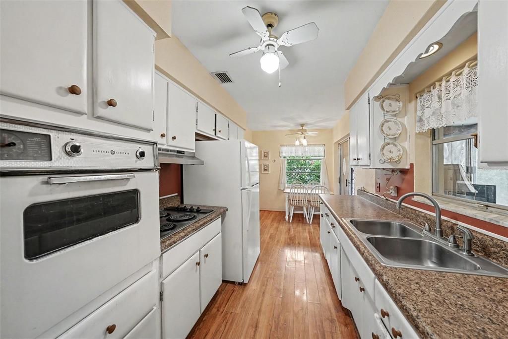 For Sale: $320,000 (2 beds, 2 baths, 1260 Square Feet)