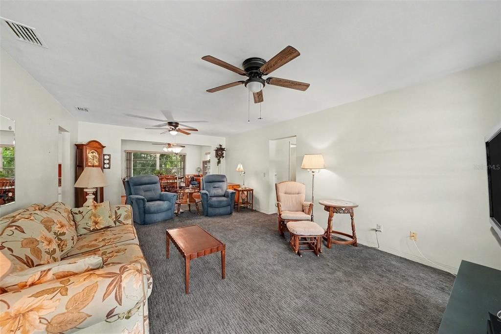 For Sale: $320,000 (2 beds, 2 baths, 1260 Square Feet)