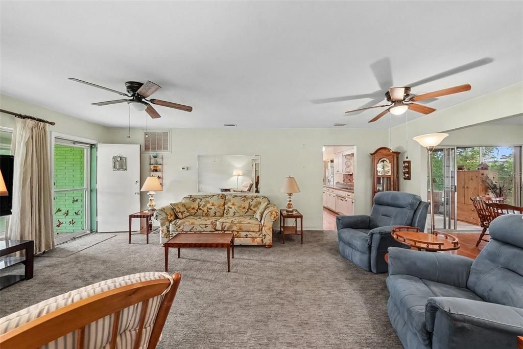 For Sale: $320,000 (2 beds, 2 baths, 1260 Square Feet)