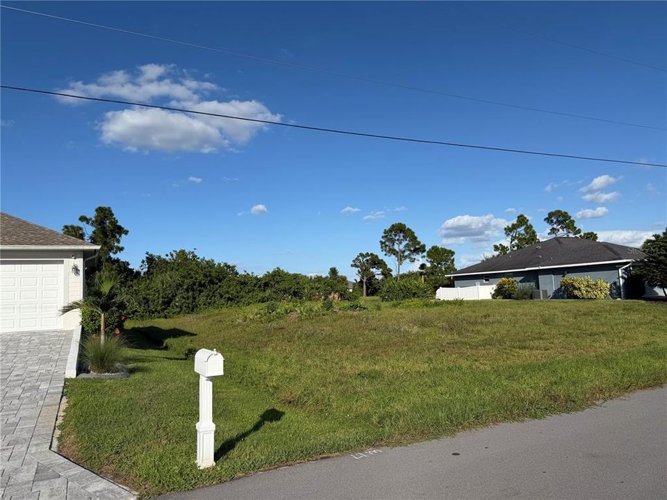 На продажу: $40,000 (0.22 acres)
