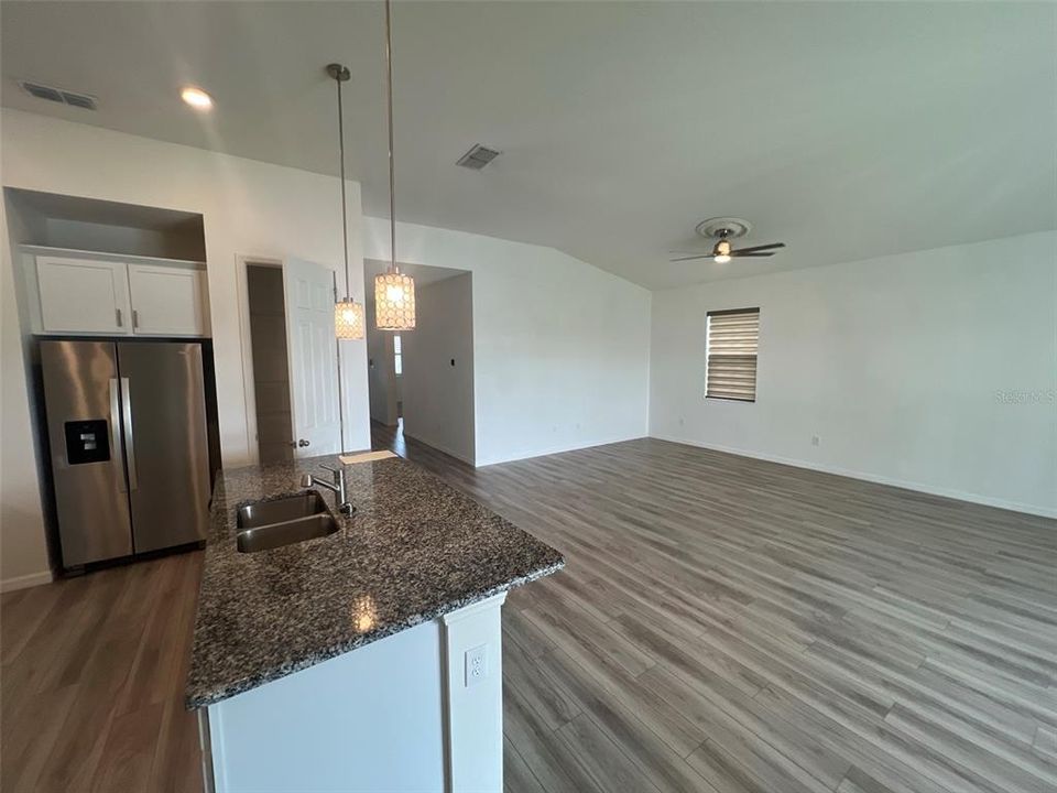 For Rent: $2,995 (4 beds, 2 baths, 1989 Square Feet)