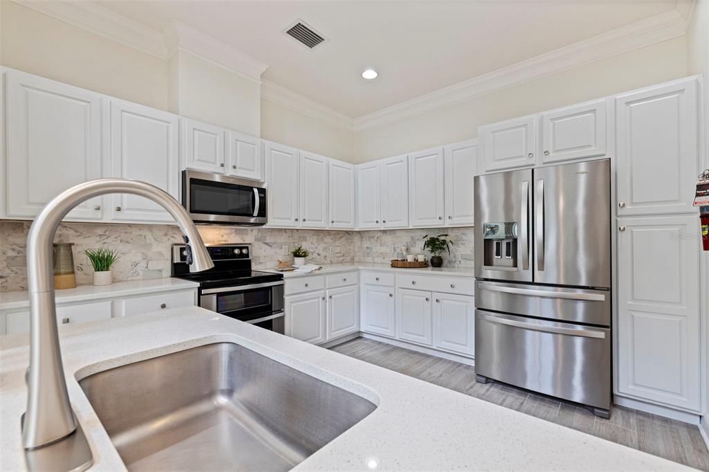 For Sale: $899,000 (3 beds, 3 baths, 3950 Square Feet)