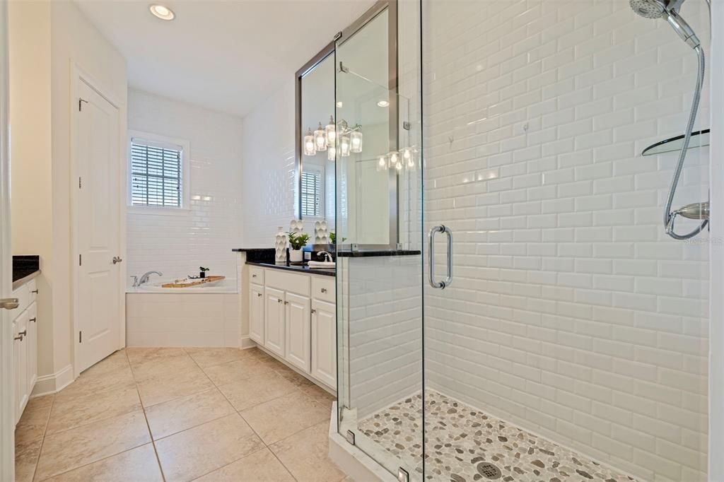 For Sale: $899,000 (3 beds, 3 baths, 3950 Square Feet)
