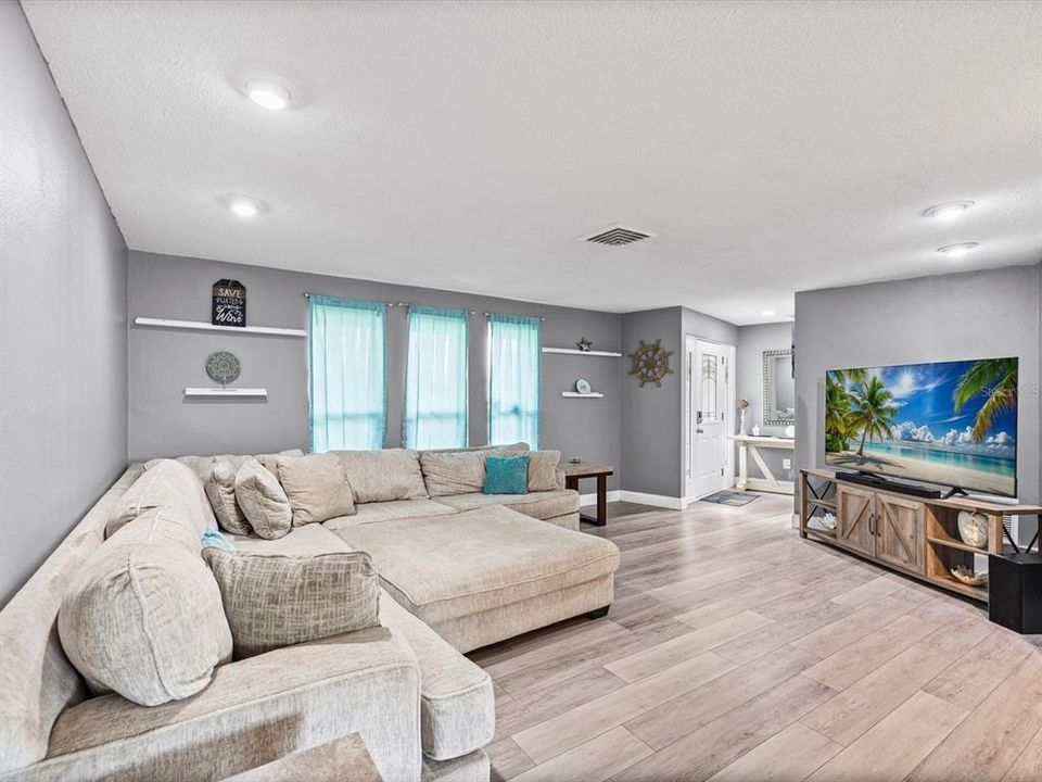 For Sale: $495,000 (3 beds, 2 baths, 1572 Square Feet)