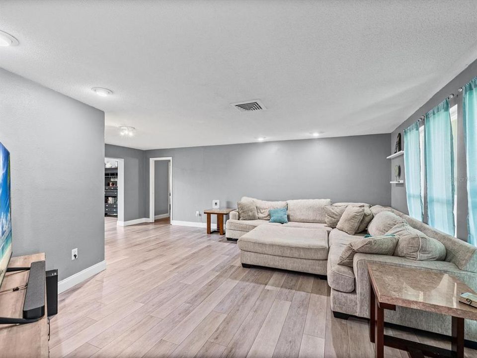 For Sale: $495,000 (3 beds, 2 baths, 1572 Square Feet)