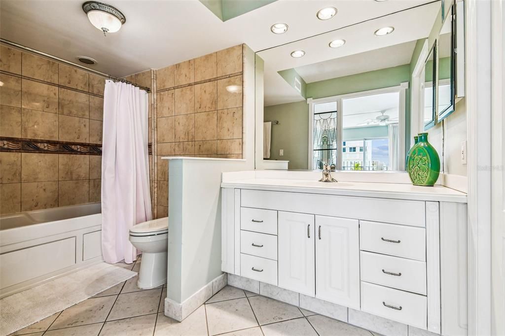 В аренду: $8,350 (2 спален, 2 ванн, 1275 Квадратных фут)