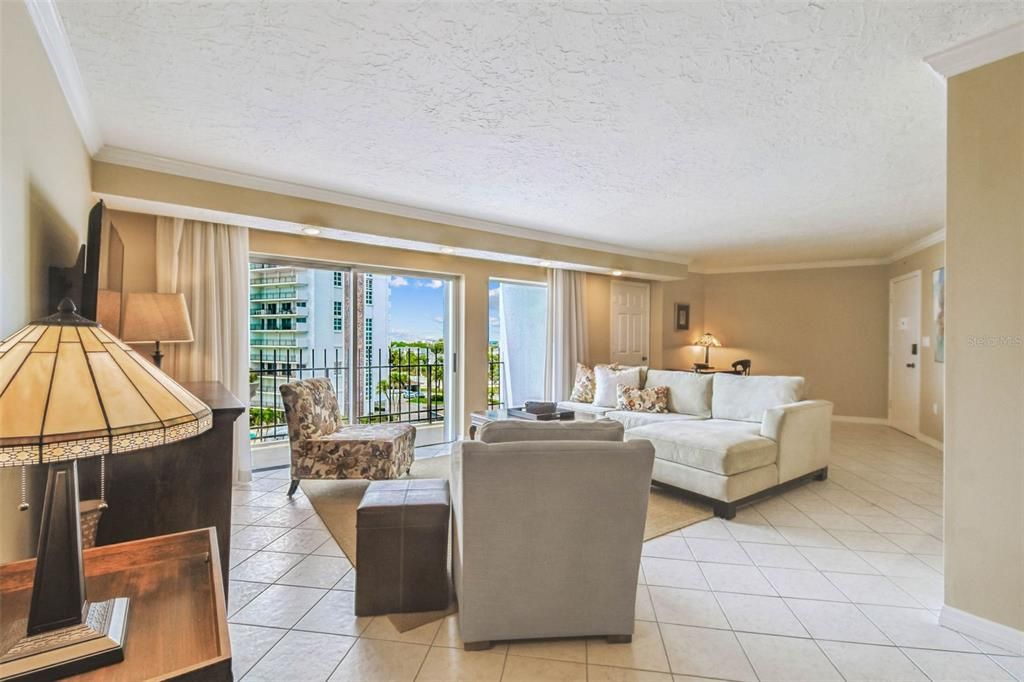 В аренду: $8,350 (2 спален, 2 ванн, 1275 Квадратных фут)