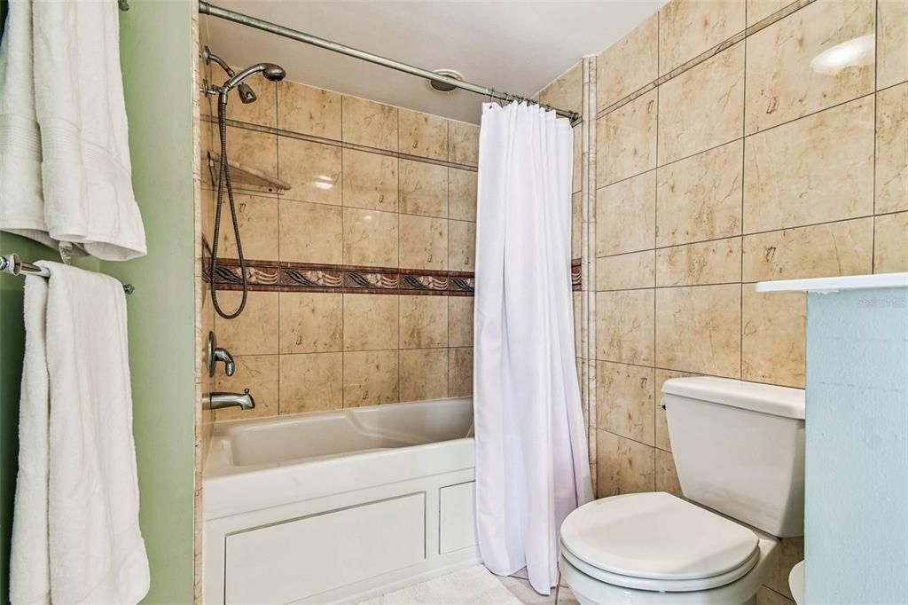 В аренду: $8,350 (2 спален, 2 ванн, 1275 Квадратных фут)
