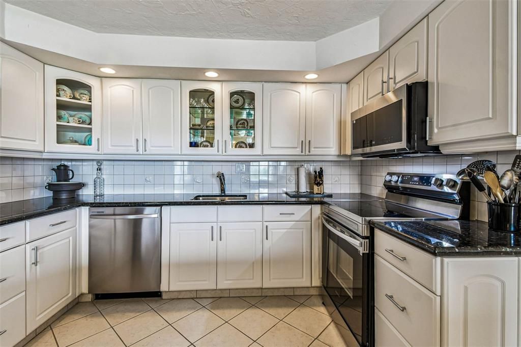 В аренду: $8,350 (2 спален, 2 ванн, 1275 Квадратных фут)