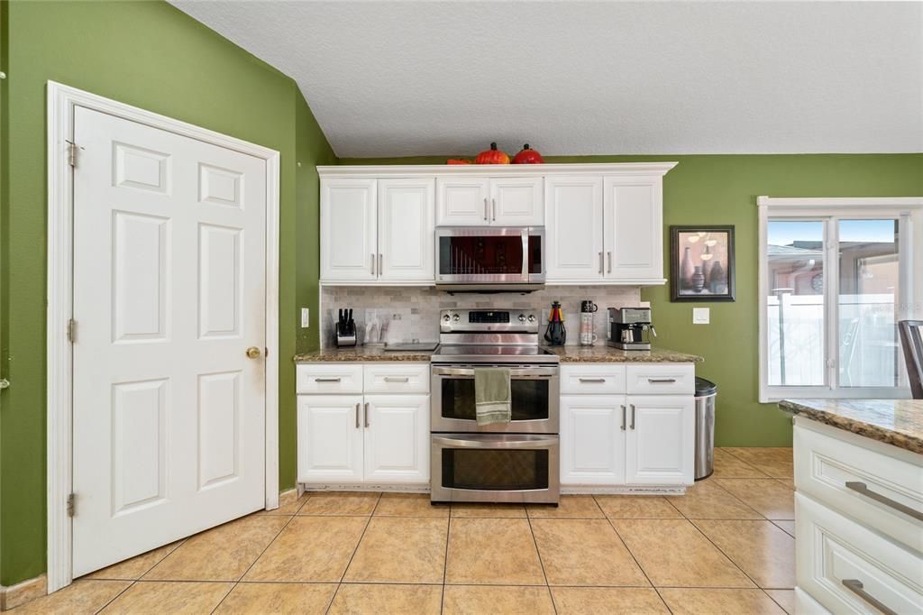 For Sale: $439,999 (4 beds, 3 baths, 2520 Square Feet)