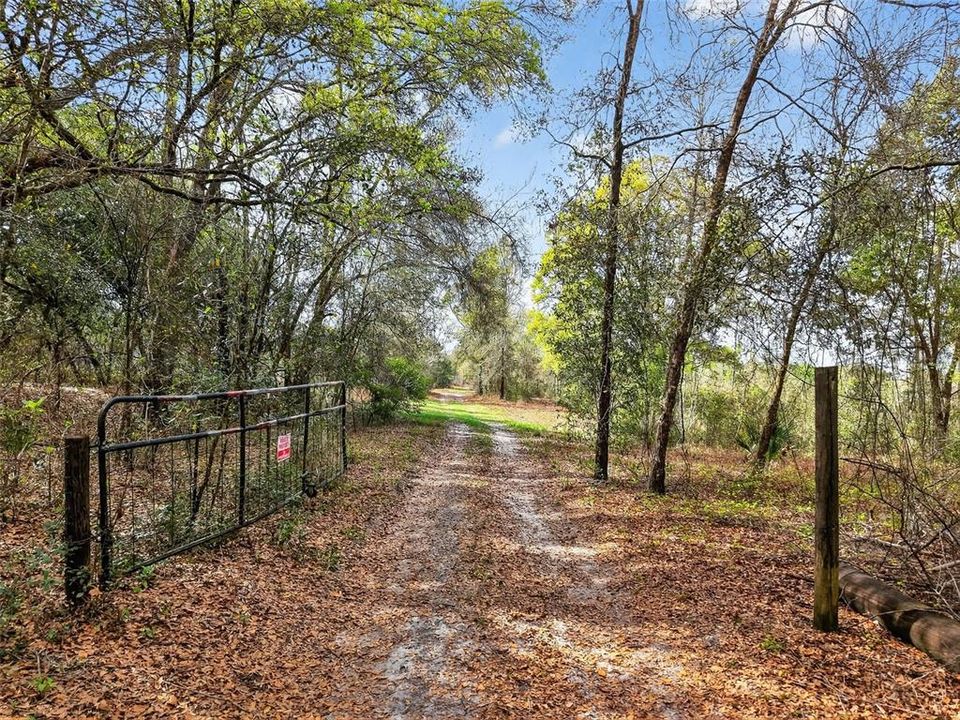 На продажу: $1,200,000 (30.20 acres)