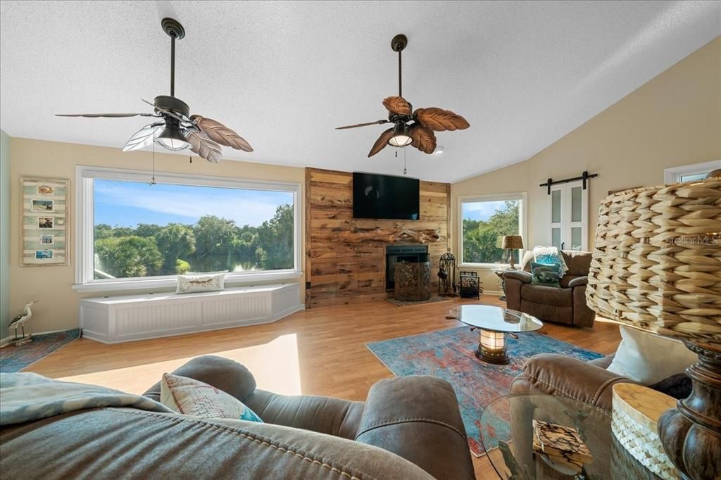 For Sale: $474,900 (2 beds, 2 baths, 1310 Square Feet)