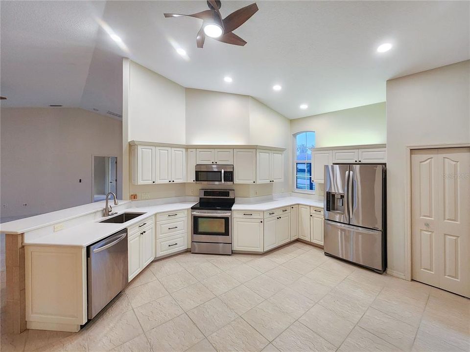 На продажу: $599,900 (4 спален, 2 ванн, 2647 Квадратных фут)