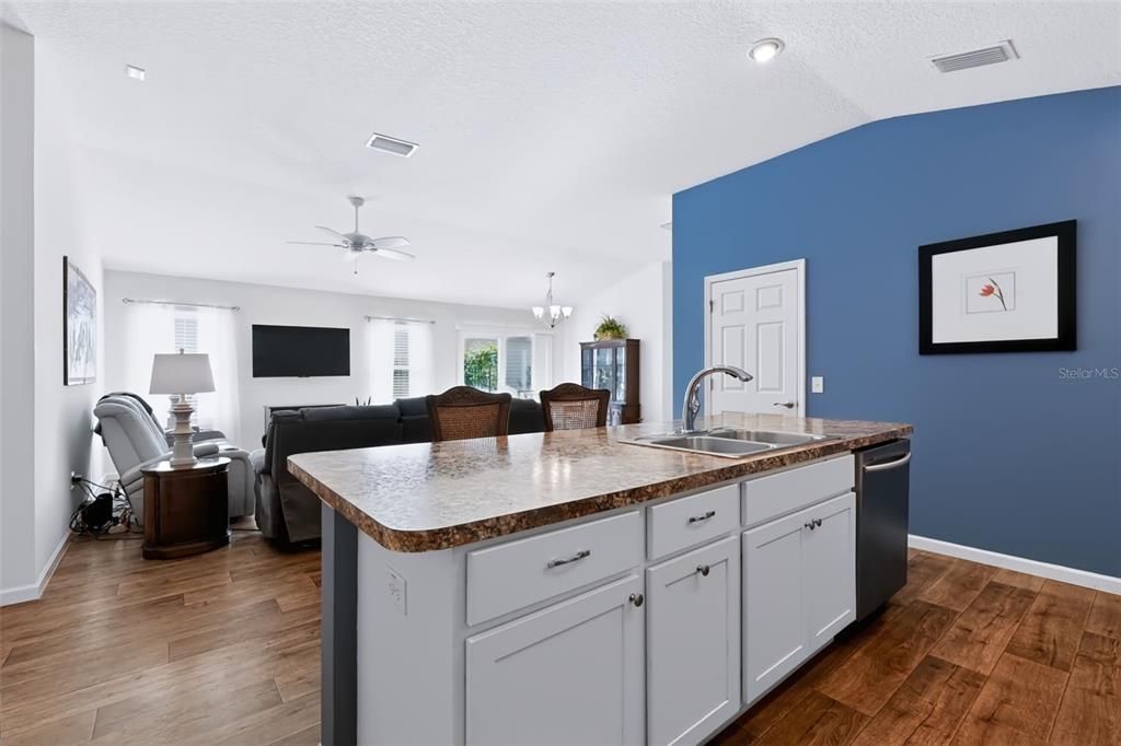 For Sale: $359,500 (3 beds, 2 baths, 1426 Square Feet)