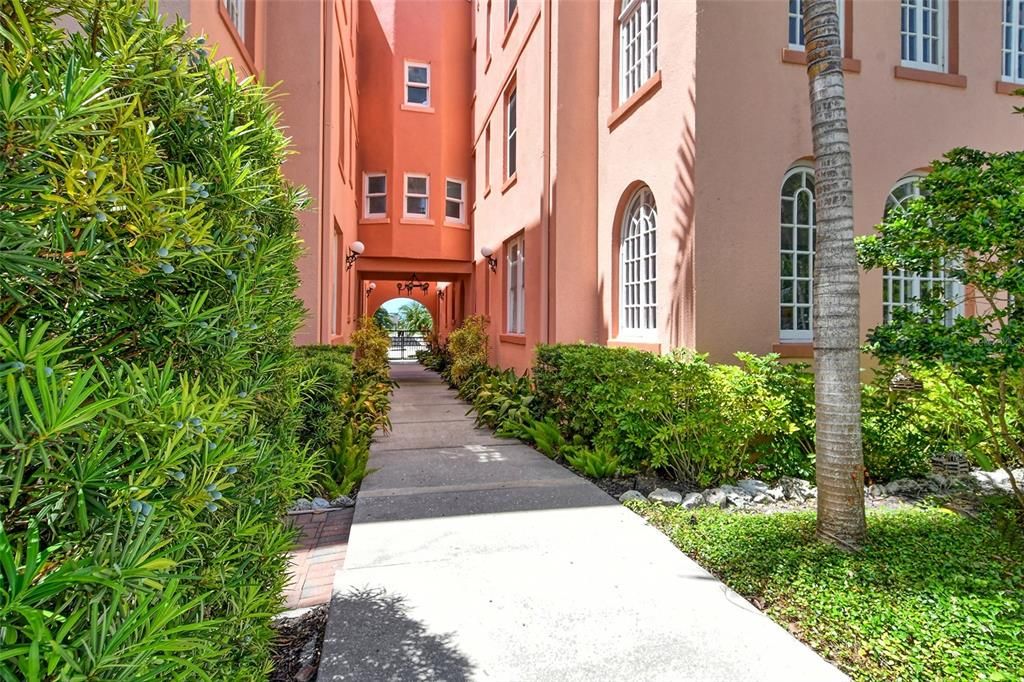 For Sale: $399,000 (1 beds, 1 baths, 676 Square Feet)