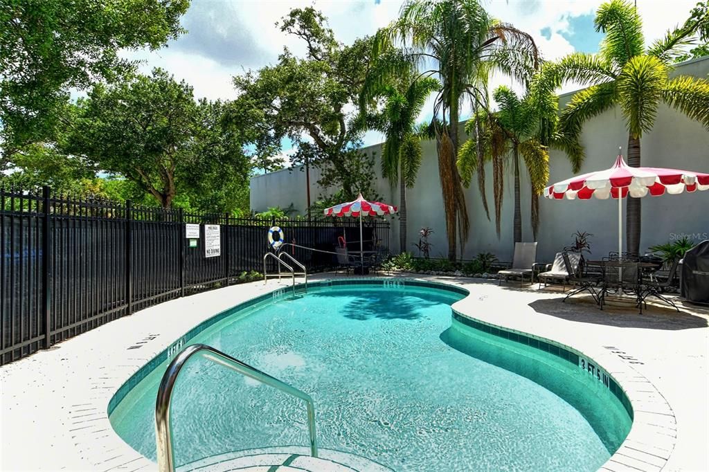 For Sale: $399,000 (1 beds, 1 baths, 676 Square Feet)