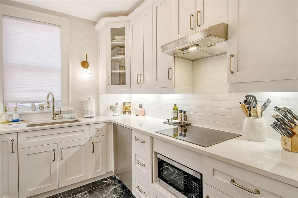 For Sale: $399,000 (1 beds, 1 baths, 676 Square Feet)