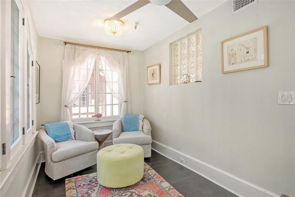 For Sale: $399,000 (1 beds, 1 baths, 676 Square Feet)