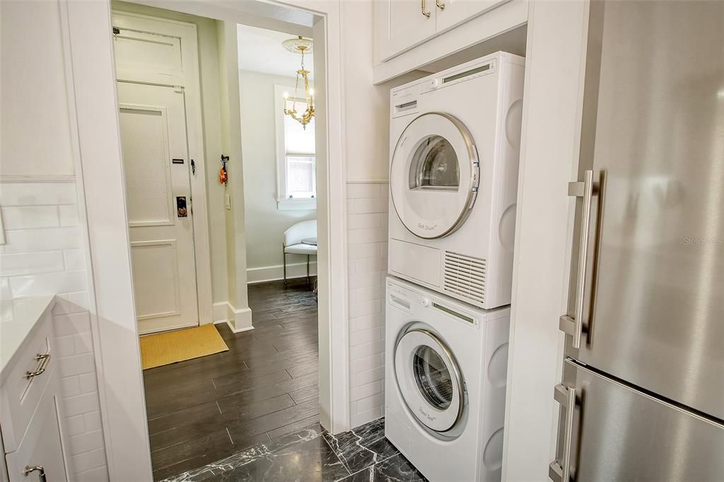 For Sale: $399,000 (1 beds, 1 baths, 676 Square Feet)