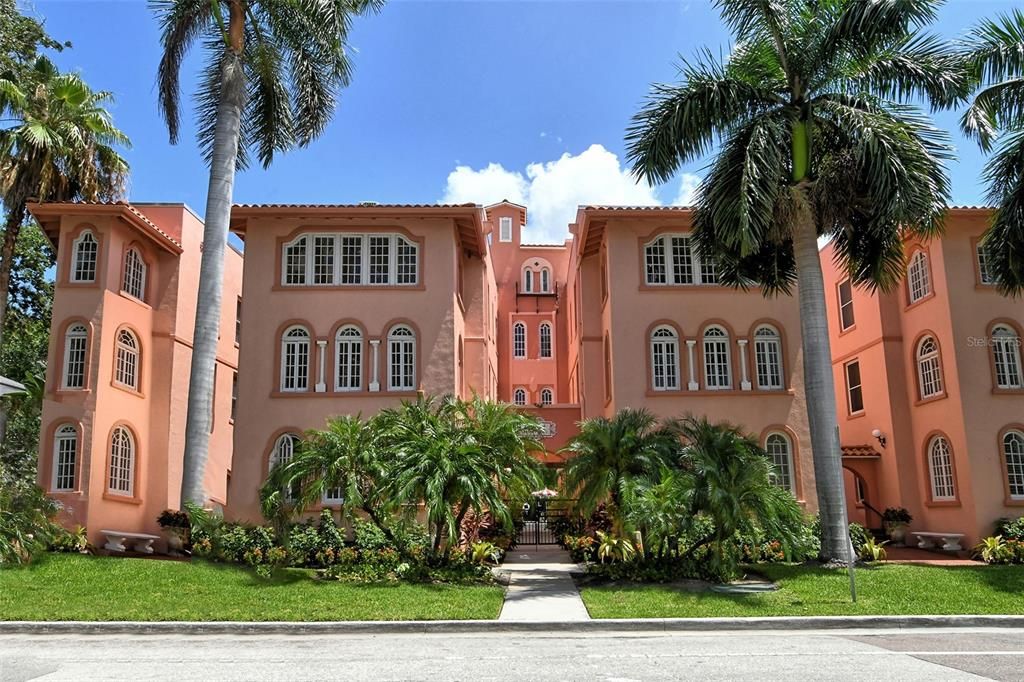 For Sale: $399,000 (1 beds, 1 baths, 676 Square Feet)
