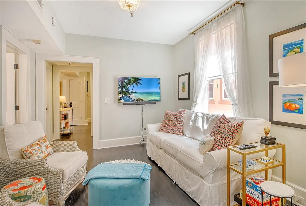 For Sale: $399,000 (1 beds, 1 baths, 676 Square Feet)
