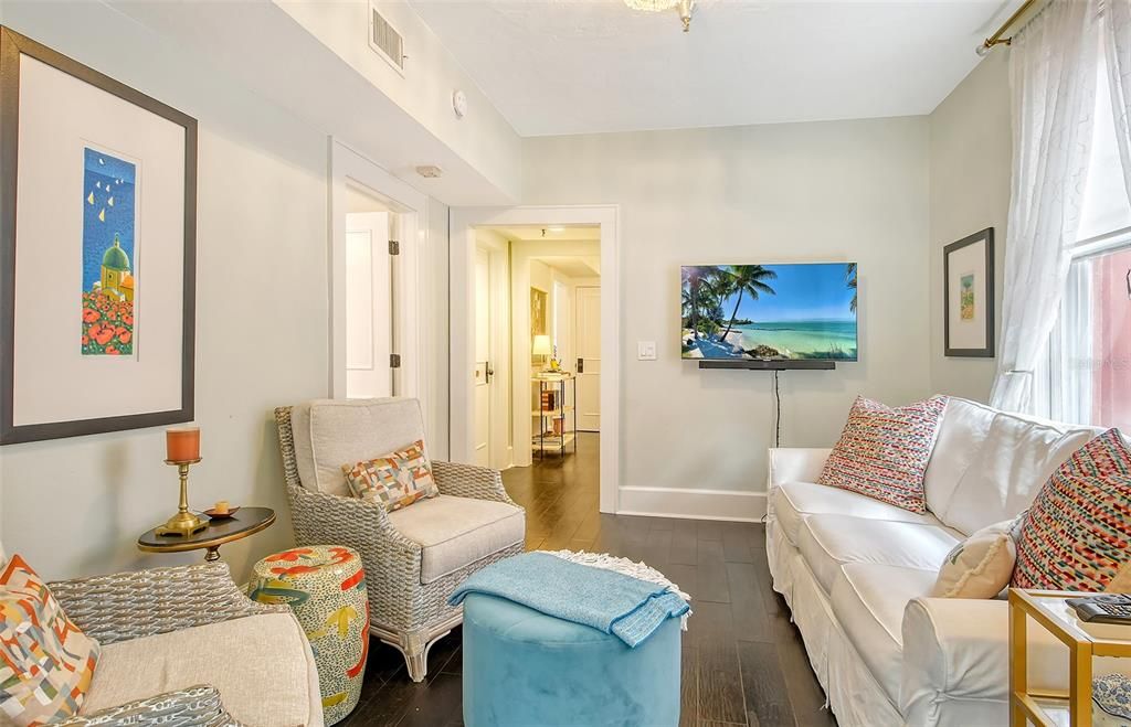 For Sale: $399,000 (1 beds, 1 baths, 676 Square Feet)