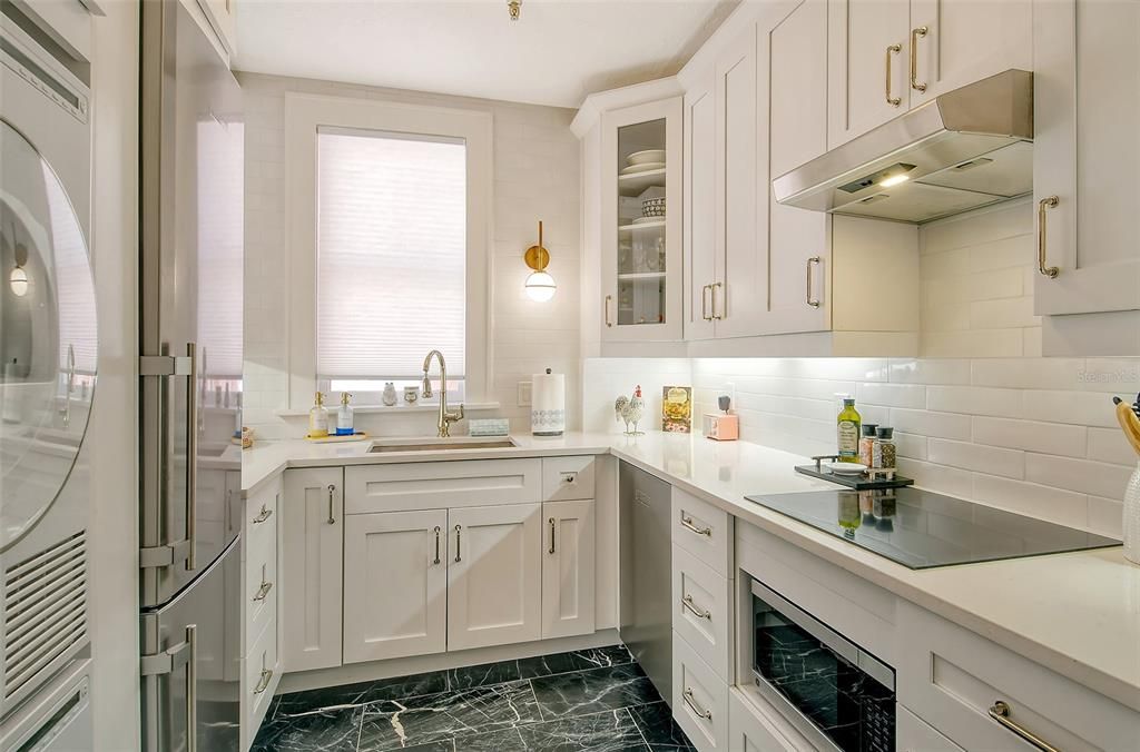 For Sale: $399,000 (1 beds, 1 baths, 676 Square Feet)