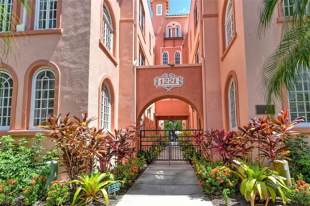 For Sale: $399,000 (1 beds, 1 baths, 676 Square Feet)