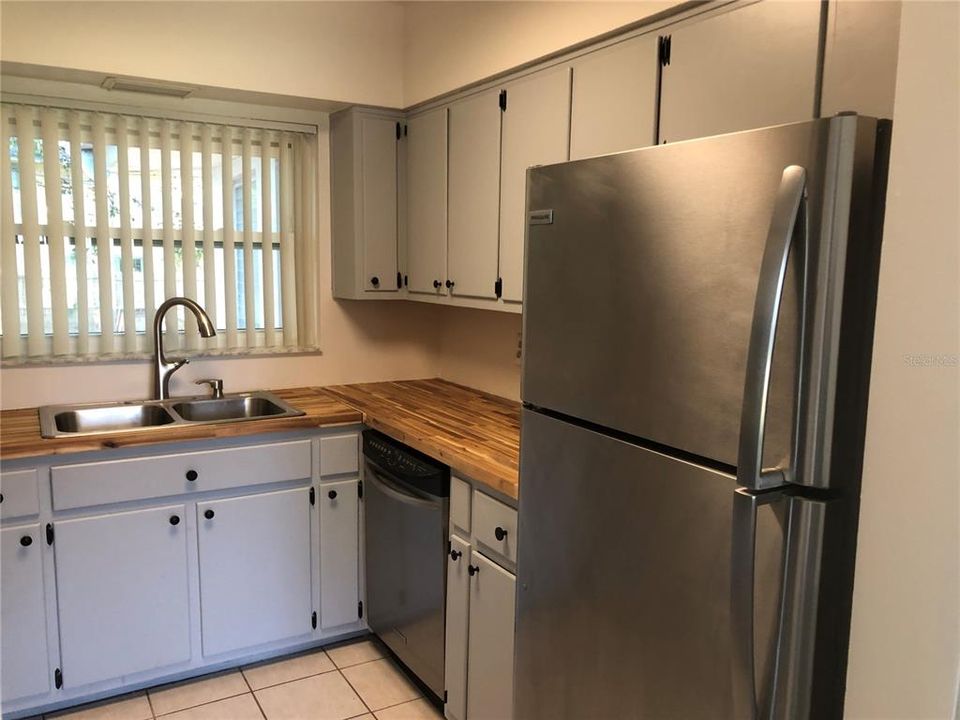 For Sale: $325,000 (2 beds, 2 baths, 1142 Square Feet)