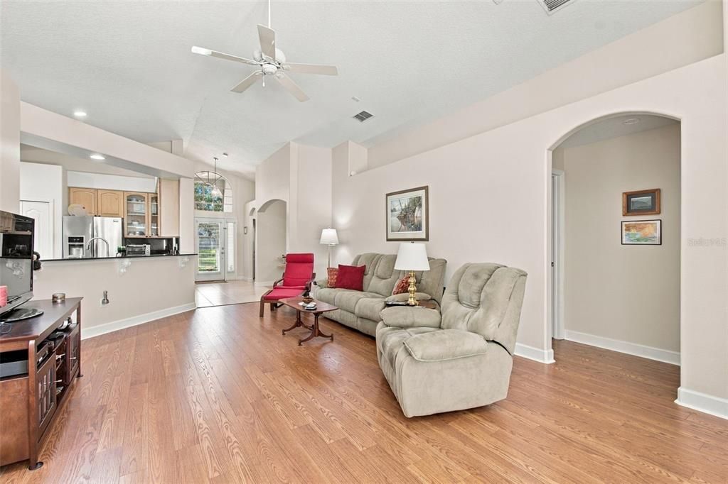 En Venta: $464,900 (4 camas, 3 baños, 1904 Pies cuadrados)