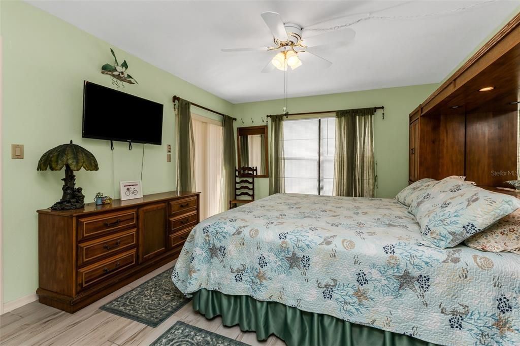 For Sale: $274,900 (2 beds, 2 baths, 1111 Square Feet)