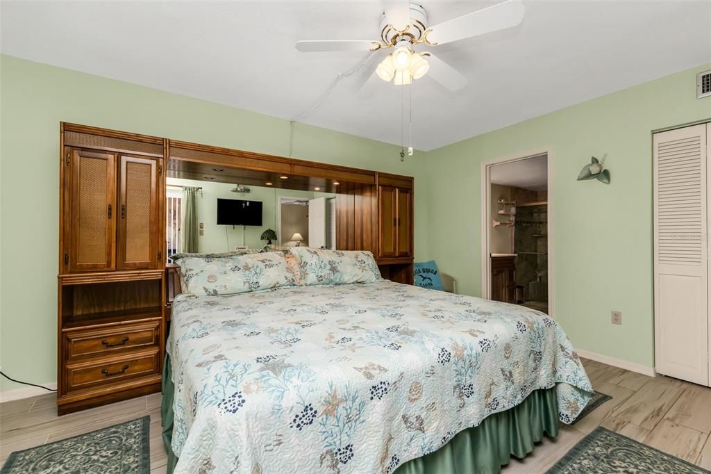 For Sale: $274,900 (2 beds, 2 baths, 1111 Square Feet)