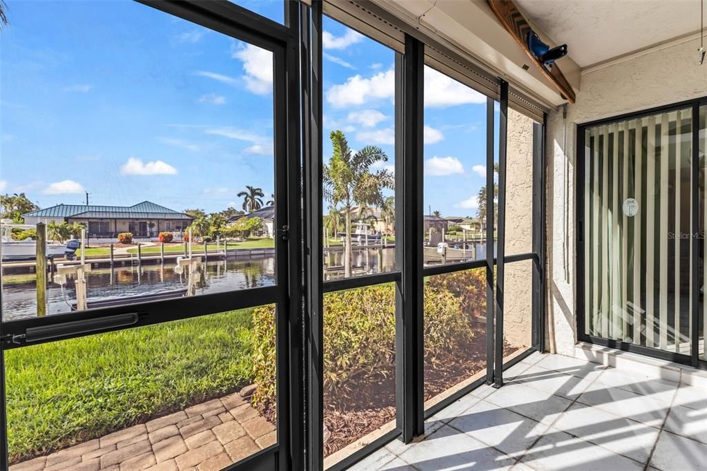 For Sale: $274,900 (2 beds, 2 baths, 1111 Square Feet)