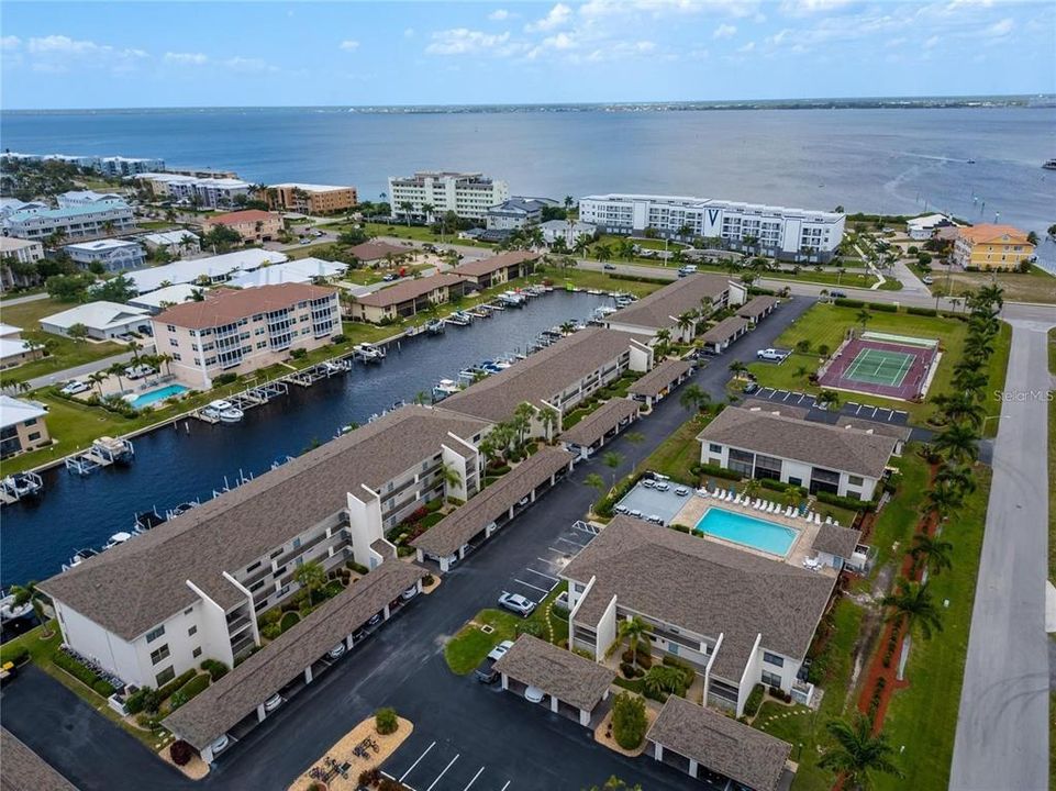 For Sale: $274,900 (2 beds, 2 baths, 1111 Square Feet)
