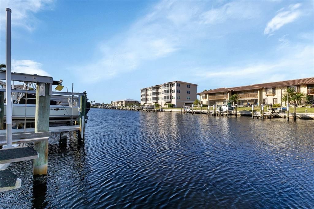 For Sale: $274,900 (2 beds, 2 baths, 1111 Square Feet)