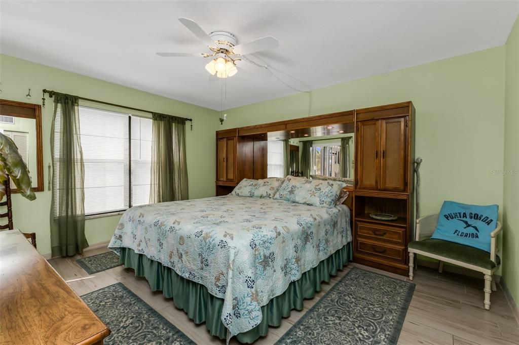 For Sale: $274,900 (2 beds, 2 baths, 1111 Square Feet)