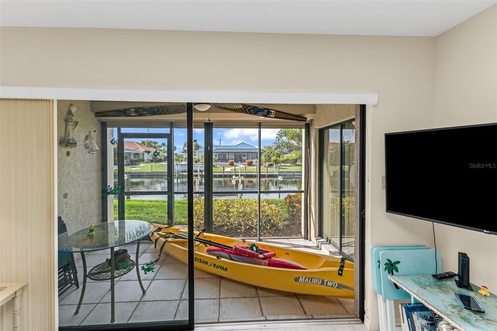 For Sale: $274,900 (2 beds, 2 baths, 1111 Square Feet)