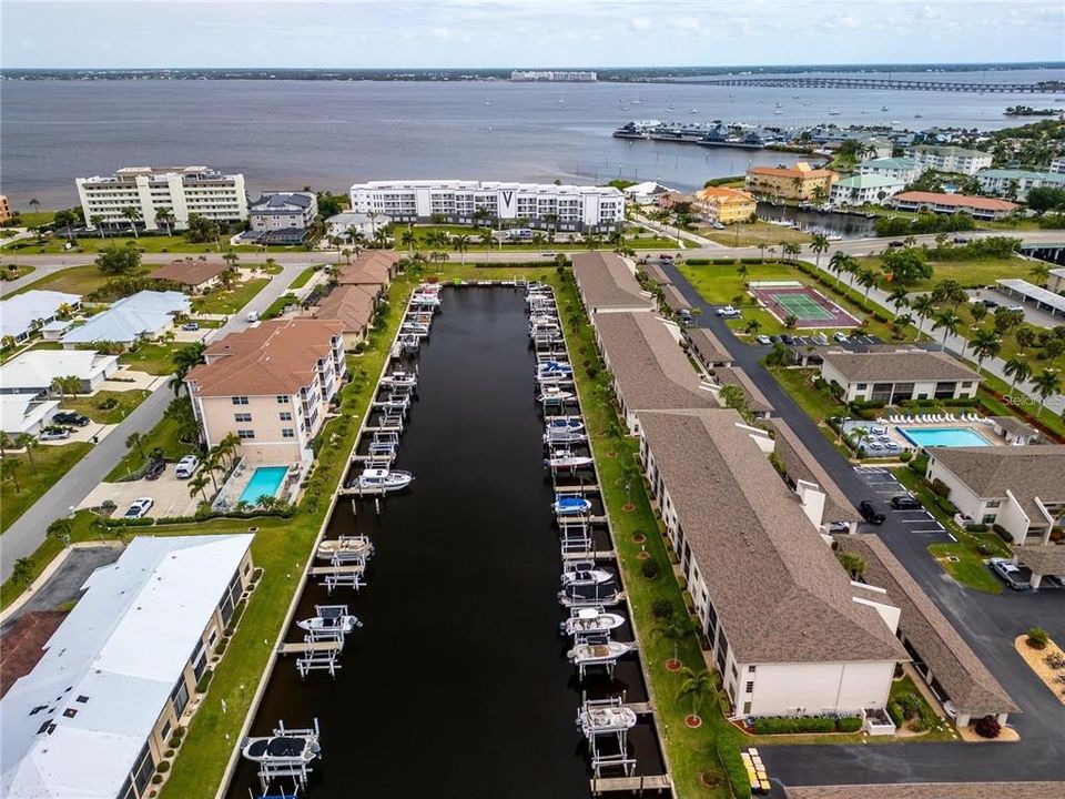 For Sale: $274,900 (2 beds, 2 baths, 1111 Square Feet)