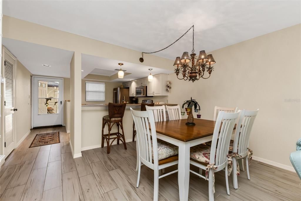 For Sale: $274,900 (2 beds, 2 baths, 1111 Square Feet)