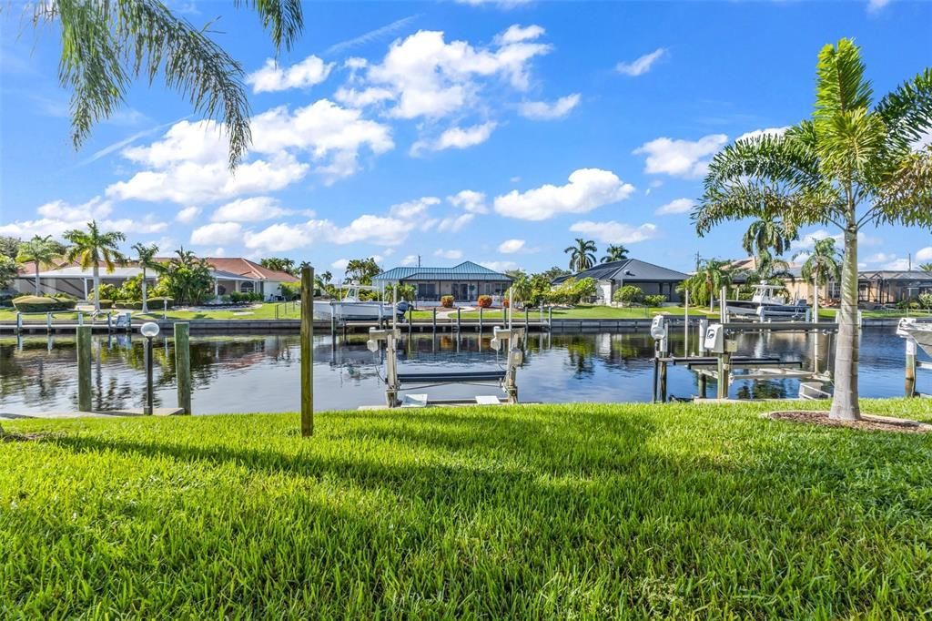 For Sale: $274,900 (2 beds, 2 baths, 1111 Square Feet)
