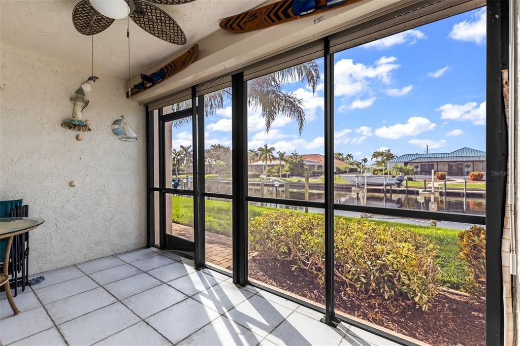 For Sale: $274,900 (2 beds, 2 baths, 1111 Square Feet)