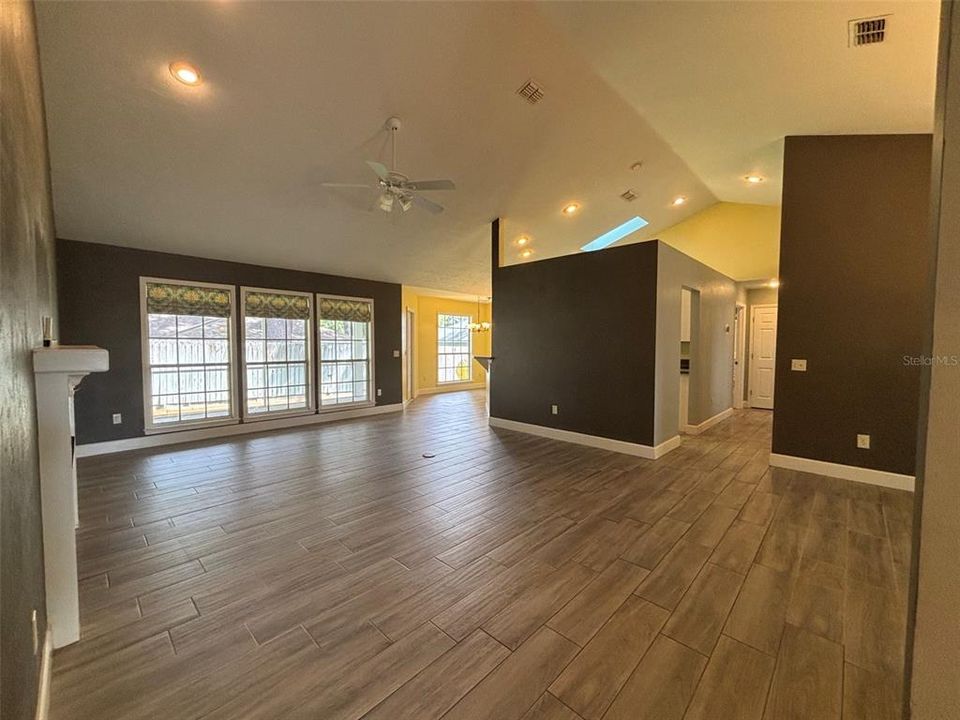 合同活跃: $395,000 (4 贝兹, 2 浴室, 1907 平方英尺)