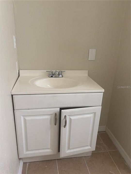 For Rent: $1,100 (2 beds, 1 baths, 768 Square Feet)