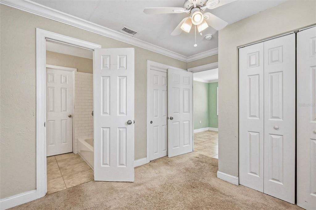 For Sale: $299,900 (2 beds, 1 baths, 943 Square Feet)