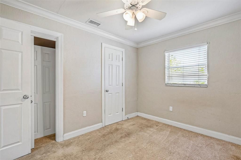 For Sale: $299,900 (2 beds, 1 baths, 943 Square Feet)