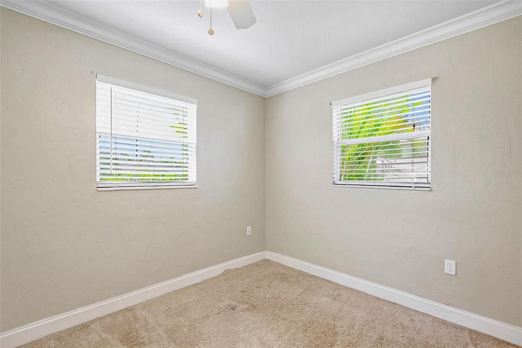 For Sale: $299,900 (2 beds, 1 baths, 943 Square Feet)