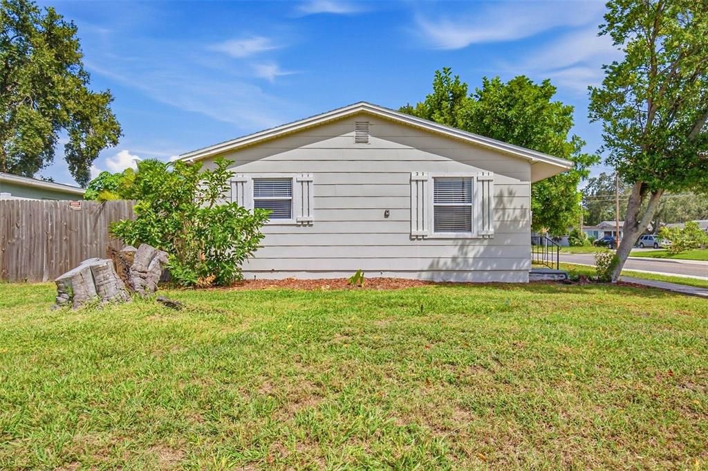 For Sale: $299,900 (2 beds, 1 baths, 943 Square Feet)
